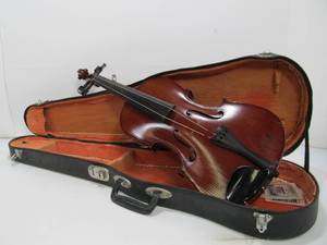 lot 272 image: Vintage Violin wCase #1
