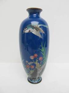 lot 286 image: Very Nice Old Vintaeg Japanese Cloisonne Vase wBluebird & Flowers
