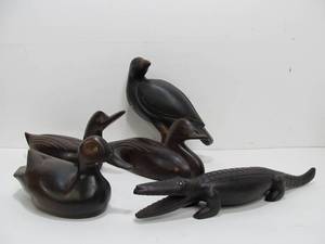 lot 309 image: Nice Group of Vintage Hand Carved Wooden Birds & Crocodile