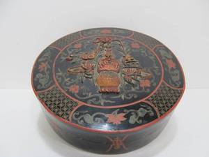 lot 310 image: Antique Chinese Black Lacquer Box w Jade Inlaid Top
