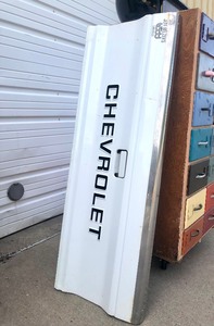 lot 335 image: Vintage 1980s era CHEVROLET Pickup Truck Tailgate - White