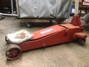 lot 337 image: Heavy Duty Auto Floor Jack