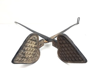 lot 340 image: Early Antique Hand Wrought Iron Heart Shaped Cooking Mold Tool
