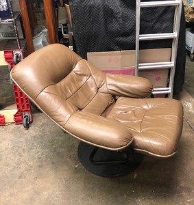 lot 343 image: Comfortable PALISER Reclining Lounge Chair