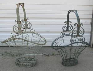 lot 329 image: 2 Larger Metal Wire Garden Decor Baskets