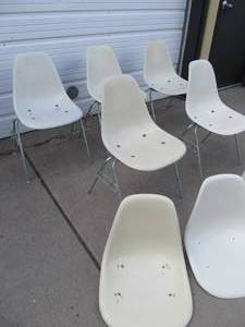 lot 352 image: Mid Century 1960s HERMAN MILLER Fiberglass Shell chairs