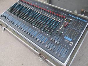 lot 353 image: HUGE vintage Pro-Tour 83 Series Kelsey Studio Sound Mixer wRolling Case