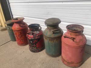 lot 355 image: Great Lot of Vintage MilkDairy Cans