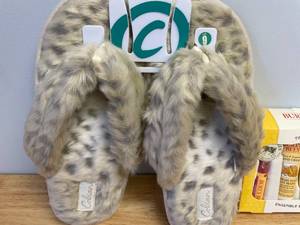 lot 91 image: Burts Bees Hand and Foot Gift Set wFuzzy Flip Flop Slippers (Size 9) 
