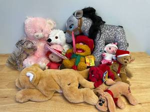 lot 16 image: Lot of Various Vintage and Modern Plush Toys