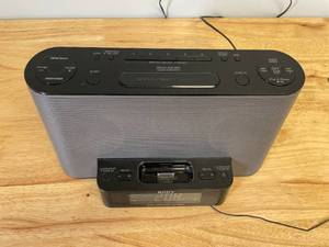 lot 31 image: Sony IPod Docking Station Speaker