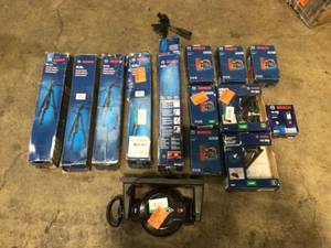 lot 24 image: Mix Lot of assorted bosch tripod and Laser - Customer Returns - Review all pictures
