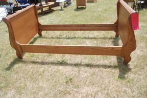 lot 223 image: Twin size sleigh bed....