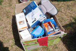 lot 247 image: Box of misc household items, light ...