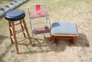 lot 254 image: Bar stool, step stool and blue clot...