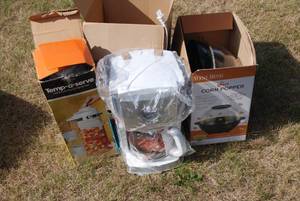 lot 258 image: Three kitchen items. New in box cof...
