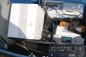 lot 259 image: Misc electronics in tote. VHS playe...