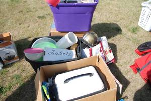 lot 262 image: Misc household and kitchen lot. See...