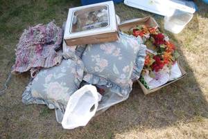 lot 263 image: Household decor lot, wreaths, throw...