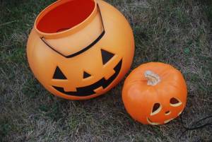 lot 264 image: Halloween plastic pumpkins for deco...