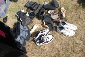 lot 266 image: Tote of misc mens and women shoes a...