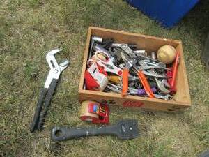 lot 129 image: Vintage wood box with Craftsman, ge...