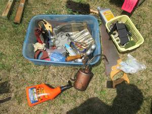 lot 141 image: plastic tote with aquarium accessor...