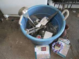 lot 170 image: Round Rubbermaid garden tub with so...