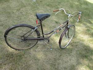 lot 305 image: Vintage Huffy womens 3 speed bicyc...