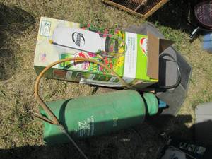 lot 319 image: Round up 2 gallon multi use yard sp...