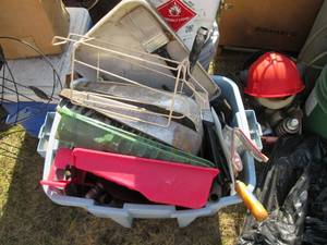 lot 334 image: Tote overflowing with paint brushes...