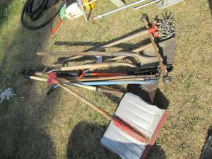 lot 339 image: Long Handled Yard Warrior Lot of sh...