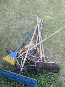 lot 346 image: Mixed lot of rakes and brooms...