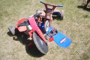 lot 288 image: Child and toddler ride on big wheel...