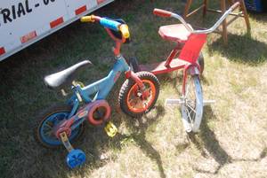 lot 291 image: vintage Roadmaster tricycle missin...