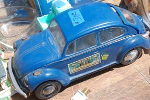 lot 18 image: Vintage Jim Beam VW Bug shaped Deca...