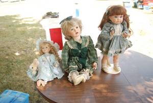 lot 20 image: Lot of (3) beautiful Porcelain Doll...