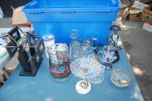 lot 49 image: Tote misc glass ware. Pitcher, beer...