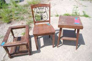 lot 70 image: Lot of three furniture items. Chair...