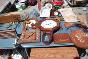 lot 87 image: Random lot of household decor. Cloc...