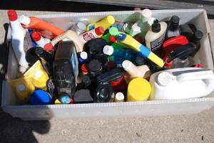 lot 91 image: Box of garage oils, cleaners, paint...