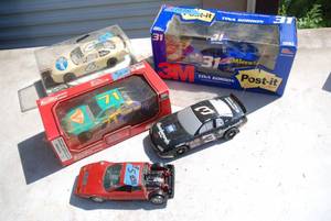 lot 370 image: Die cast cars and couple plastic on...