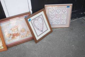 lot 400 image: Assorted sized pictures and wall ar...