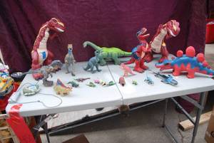 lot 450 image: (1) Crate and (1) Box of toys rangi...