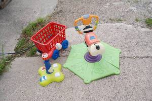 lot 463 image: Fisher Price toddler stationery rid...