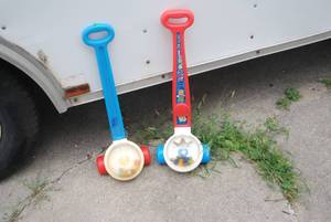 lot 467 image: Fisher Price push along popping toy...