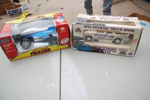 lot 472 image: Box of collectible die cast cars an...