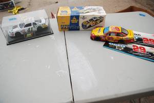 lot 474 image: lot of 3 collectible die cast cars...