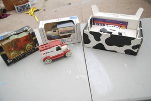 lot 482 image: Die cast collectible banks and a ce...
