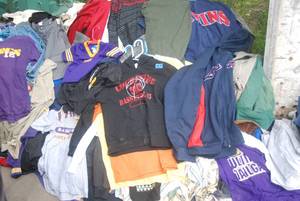 lot 500 image: Large garbage bag of assorted cloth...